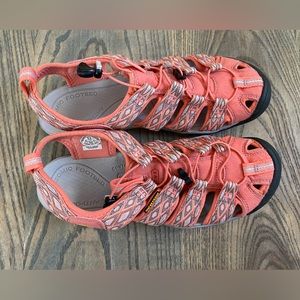 Coral Women’s Newport Keen - EUC